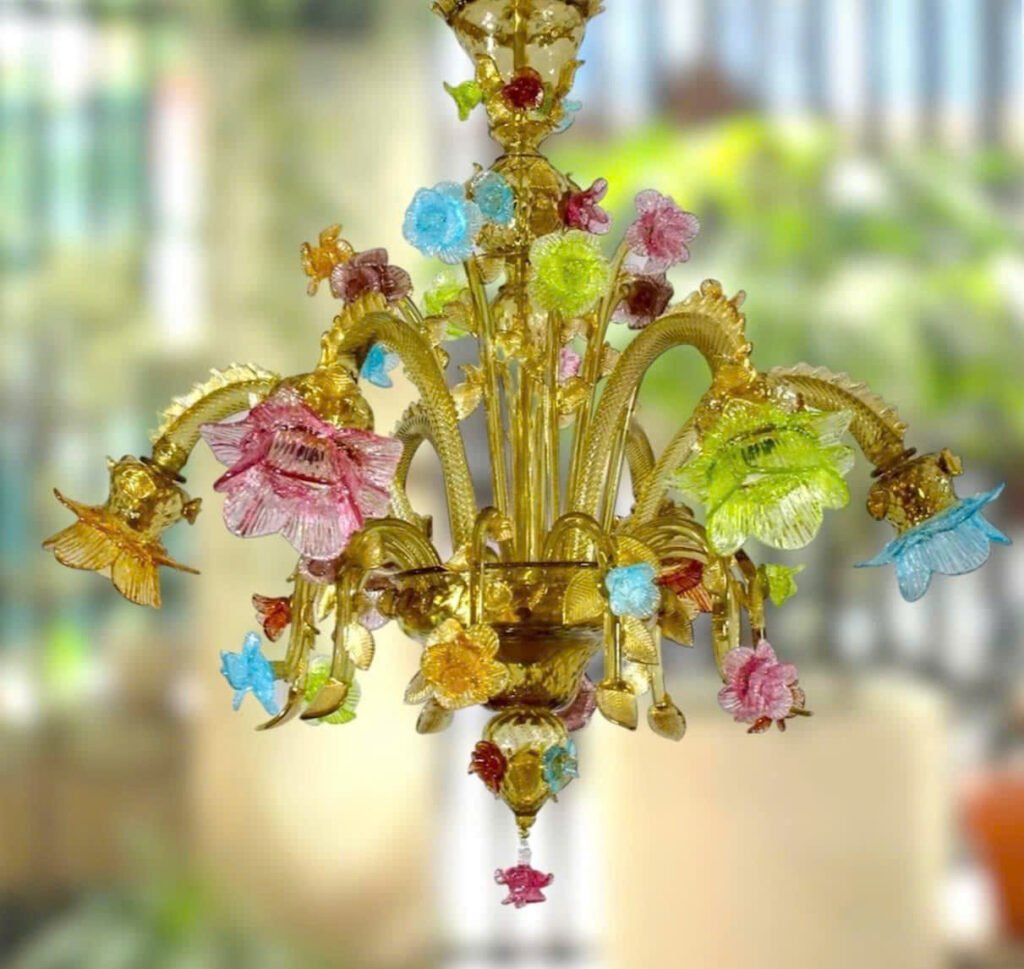 Flower garden chandelier.Cây đèn chùm vườn hoa thủy tinh rực rỡ sắc màu của Toso Murano - Ý. Với 6 chao đèn là 6 bông hoa lớn và rất nhiều bông hoa nhỏ trang trí xung quanh.