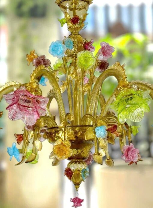 Flower garden chandelier. Cây đèn chùm vườn hoa thủy tinh rực rỡ sắc màu của Toso Murano - Ý. Với 6 chao đèn là 6 bông hoa lớn và rất nhiều bông hoa nhỏ trang trí xung quanh.