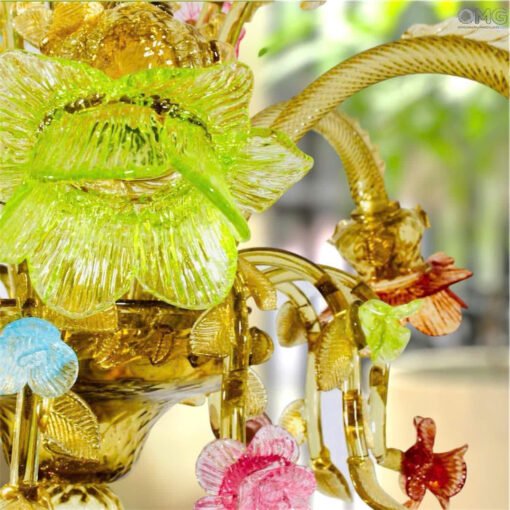 Flower garden chandelier. Cây đèn chùm vườn hoa thủy tinh rực rỡ sắc màu của Toso Murano - Ý. Với 6 chao đèn là 6 bông hoa lớn và rất nhiều bông hoa nhỏ trang trí xung quanh.