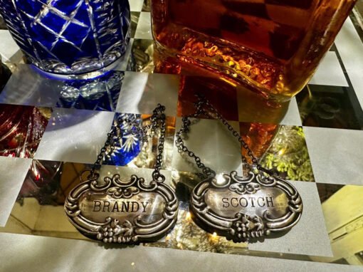 Sterling silver. Silver 925 Dây chuyền tem rượu mạnh bằng bạc sterling. Treo làm đồ trang sức cho các chai rượu và để phân biệt được dòng loại rượu được rót vào những chai pha lê không tem.
