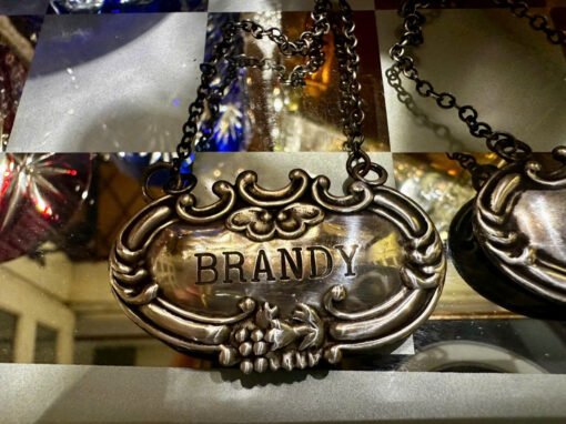 Sterling silver. Silver 925 Dây chuyền tem rượu mạnh bằng bạc sterling. Treo làm đồ trang sức cho các chai rượu và để phân biệt được dòng loại rượu được rót vào những chai pha lê không tem.