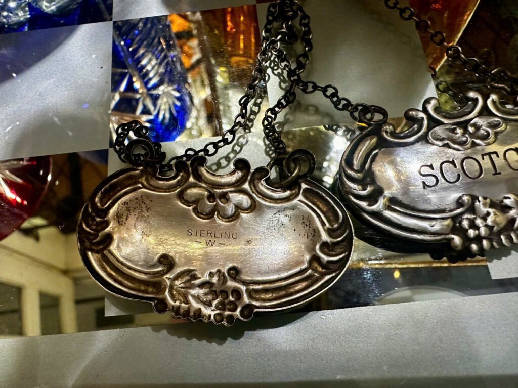 Sterling silver. Silver 925Dây chuyền tem rượu mạnh bằng bạc sterling. Treo làm đồ trang sức cho các chai rượu và để phân biệt được dòng loại rượu được rót vào những chai pha lê không tem.