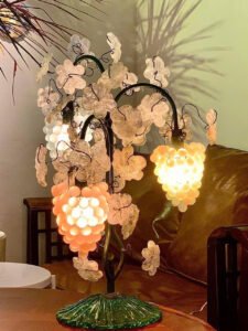 Toso Murano Grape lamp. Made in Italy 🇮🇹 Nói đến thủy tinh màu thì Murano là 1 thương hiệu nổi tiếng Thế Giới. Hãng chuyên chế tác đồ trang sức, đồ trang trí nội thất và đặc biệt là đèn chùm đèn bàn hoàn toàn thủ công bằng chất liệu thủy tinh màu và số ít là pha lê Đây là 1 mẫu Đèn bàn thủy tinh thủ công Murano- của Ý. Được thiết kế mô phỏng hình dáng cây nho.