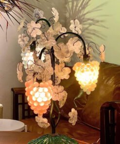 Toso Murano Grape lamp. Made in Italy 🇮🇹 Nói đến thủy tinh màu thì Murano là 1 thương hiệu nổi tiếng Thế Giới. Hãng chuyên chế tác đồ trang sức, đồ trang trí nội thất và đặc biệt là đèn chùm đèn bàn hoàn toàn thủ công bằng chất liệu thủy tinh màu và số ít là pha lê Đây là 1 mẫu Đèn bàn thủy tinh thủ công Murano- của Ý. Được thiết kế mô phỏng hình dáng cây nho.