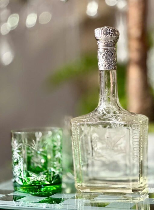 Sterling silver 925 decanter. Chai rượu bằng bạc cổ điển. Chai rượu pha lê khắc hoa văn thủ công . Cổ chai và nắp chai được chế tác thủ công bằng bạc 925