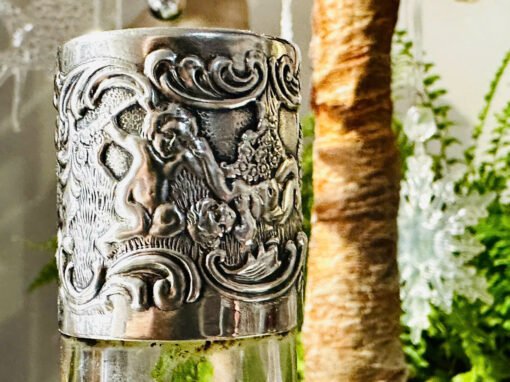 Sterling silver 925 decanter. Chai rượu bằng bạc cổ điển. Chai rượu pha lê khắc hoa văn thủ công . Cổ chai và nắp chai được chế tác thủ công bằng bạc 925