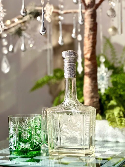 Sterling silver 925 decanter. Chai rượu bằng bạc cổ điển. Chai rượu pha lê khắc hoa văn thủ công . Cổ chai và nắp chai được chế tác thủ công bằng bạc 925