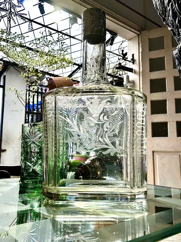 Sterling silver 925 decanter.Chai rượu bằng bạc cổ điển. Chai rượu pha lê khắc hoa văn thủ công . Cổ chai và nắp chai được chế tác thủ công bằng bạc 925