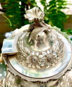 Stieff sterling. Bình trà bạc Sterling ( solid silver). Thương hiệu đỉnh cao về bạc gia dụng. Bình trà trạm khắc thủ công hoa văn nổi 3d họa tiết hoa hồng và cúc rất sắc nét.