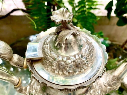 Stieff sterling. Bình trà bạc Sterling ( solid silver). Thương hiệu đỉnh cao về bạc gia dụng. Bình trà trạm khắc thủ công hoa văn nổi 3d họa tiết hoa hồng và cúc rất sắc nét.