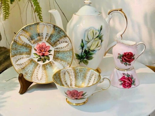 Còn sét màu xạnh Paragon tea set.