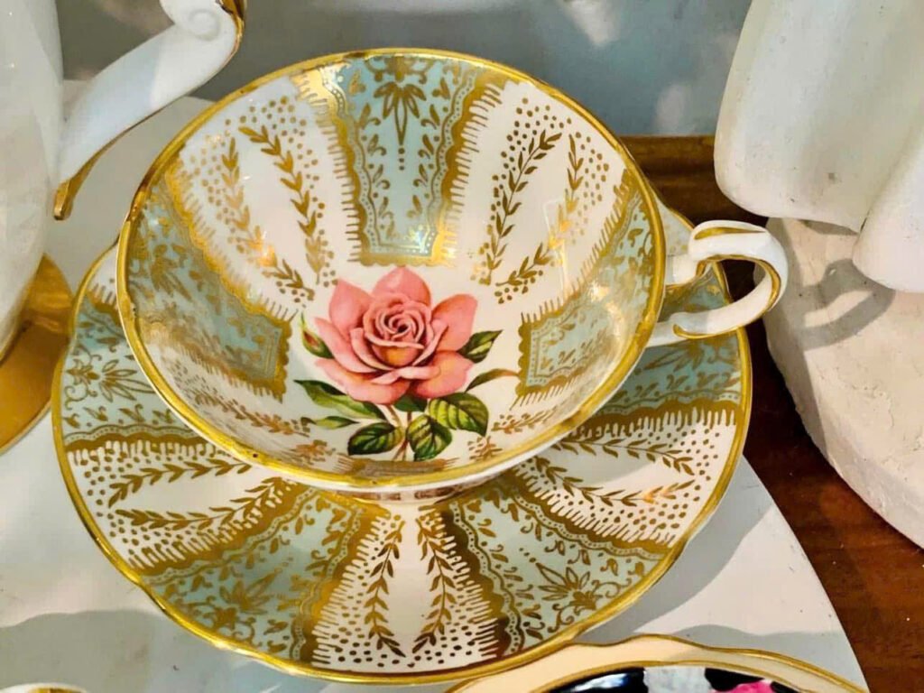 Còn sét màu xạnh Paragon tea set.