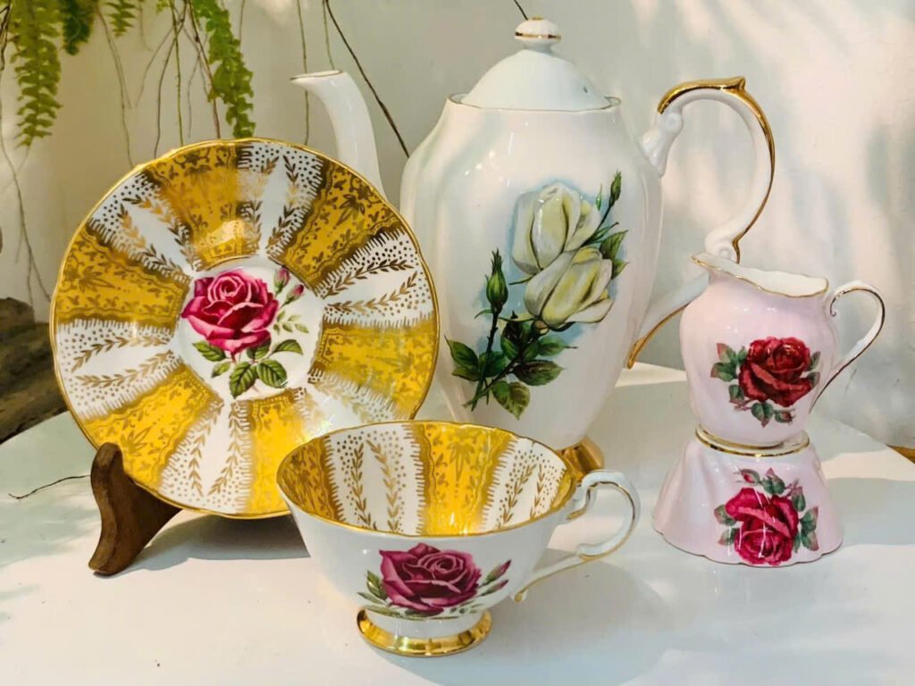 Set trà Paragon cabbage rose nền hoa văn màu vàng vẽ vàng cổ điển. Hàng Vintage Tình trạng nguyên vẹn.