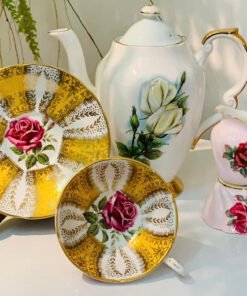 Set trà Paragon cabbage rose nền hoa văn màu vàng vẽ vàng cổ điển. Hàng Vintage Tình trạng nguyên vẹn.