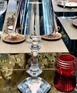 Cây đèn nến nến pha lê Baccarat với thiết kế khỏe khoắn cân đối và rất thanh lịch. Chao ánh bạc rất đẹp. Bổ sung vào bộ sưu tập pha lê nghệ thuật nổi tiếng. Kích thước cao 32cm rộng 15cm.