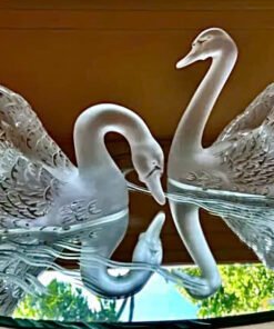 Lalique swan. Made in France 🇫🇷. Cặp đôi Thiên Nga pha lê của Lalique này là một món đồ không thể thiếu với các nhà sưu tập pha lê hiệu.