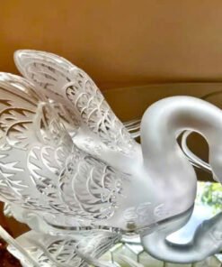 Lalique swan. Made in France 🇫🇷. Cặp đôi Thiên Nga pha lê của Lalique này là một món đồ không thể thiếu với các nhà sưu tập pha lê hiệu.