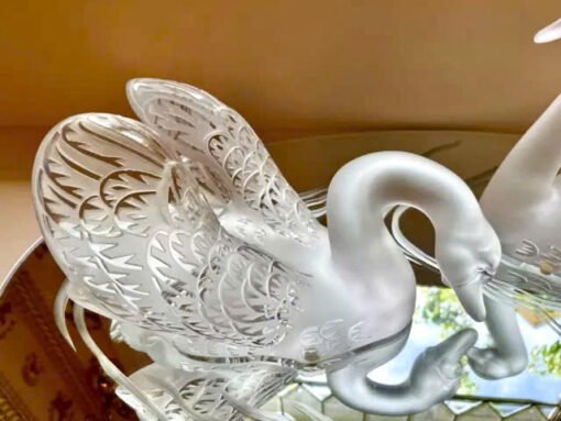 Lalique swan. Made in France 🇫🇷. Cặp đôi Thiên Nga pha lê của Lalique này là một món đồ không thể thiếu với các nhà sưu tập pha lê hiệu.