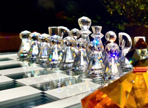 Swarovski chess set. Made in Austria 🇦🇹 Bộ cờ vua bằng pha lê Swarovski. Một thương hiệu đồ pha lê decor và đồ trang sức nổi tiếng của Áo cũng như trên Thế Giới.