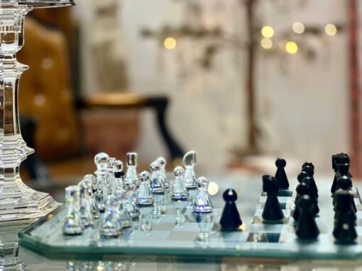 Swarovski chess set. Made in Austria 🇦🇹 Bộ cờ vua bằng pha lê Swarovski. Một thương hiệu đồ pha lê decor và đồ trang sức nổi tiếng của Áo cũng như trên Thế Giới.