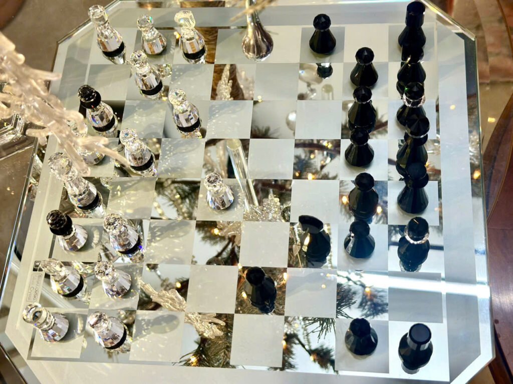 Swarovski chess set. Made in Austria 🇦🇹 Bộ cờ vua bằng pha lê Swarovski. Một thương hiệu đồ pha lê decor và đồ trang sức nổi tiếng của Áo cũng như trên Thế Giới.