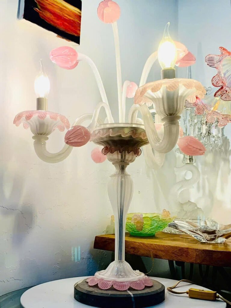 Murano tulip lamp. Made in Italy 🇮🇹 Một cây đèn bàn thủy tinh màu đẹp quyến rũ phiên bản hoa tulip màu hồng- bản hiếm của Murano - Ý .