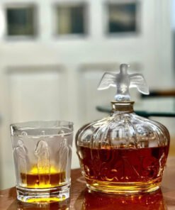 Baccarat decanter. Made in France 🇫🇷 Bình đựng rượu do Baccarat thiết kế thiết kế theo phong cách vương miện hoàng gia, với chữ N được mạ vàng ở mặt trước.