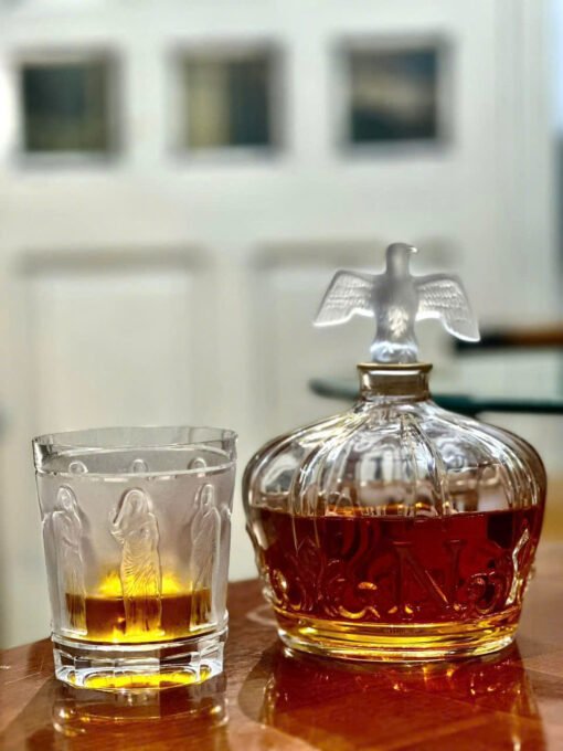 Baccarat decanter. Made in France 🇫🇷 Bình đựng rượu do Baccarat thiết kế thiết kế theo phong cách vương miện hoàng gia, với chữ N được mạ vàng ở mặt trước.