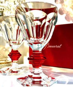 Cặp đôi Ly rượu Baccarat Harcourt. Made in France 🇫🇷 Cặp ly dùng cho vang trắng, champagne hoặc cũng có thể dùng rượu mạnh hoặc nước trên bàn tiệc. Điểm nhấn tại thân ly chính là viên pha lê màu đỏ Baccarat đặc trưng, thứ đã quyến rũ sự chú ý của giới tinh hoa trong suốt hơn 250 năm lịch sử của thương hiệu. Khi bạn chạm và sở hữu sẽ cảm nhận được vẻ đẹp vốn có của nó. Kích thước cao 15,5cm Tình trạng new box.