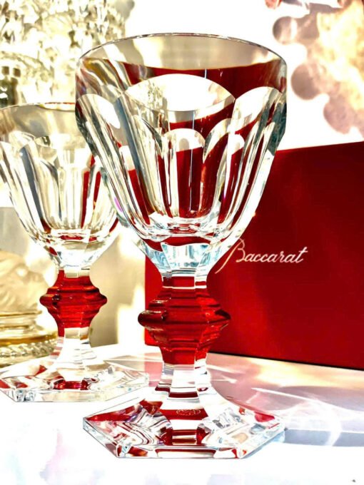 Cặp đôi Ly rượu Baccarat Harcourt. Made in France 🇫🇷 Cặp ly dùng cho vang trắng, champagne hoặc cũng có thể dùng rượu mạnh hoặc nước trên bàn tiệc. Điểm nhấn tại thân ly chính là viên pha lê màu đỏ Baccarat đặc trưng, thứ đã quyến rũ sự chú ý của giới tinh hoa trong suốt hơn 250 năm lịch sử của thương hiệu. Khi bạn chạm và sở hữu sẽ cảm nhận được vẻ đẹp vốn có của nó. Kích thước cao 15,5cm Tình trạng new box.