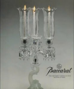 Baccarat dauphin candelabra , Made in France 🇫🇷. Giá đỡ nến cá heo pha lê Baccarat tinh tế này là một tác phẩm nghệ thuật tuyệt đẹp từ Pháp. Pha lê trong suốt được làm mờ ở những vị trí phù hợp để tăng thêm sự thú vị về mặt hình ảnh và kết cấu, làm cho nó trở thành một sự bổ sung hoàn hảo cho bất kỳ bộ sưu tập đồ pha lê nghệ thuật và trang tri. Hiện tại mẫu hãng đã ngừng sản xuất. Kích thước cao 60cm rộng khoảng 30cm