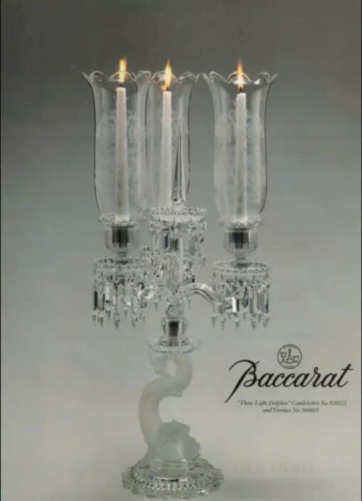 Baccarat dauphin candelabra , Made in France 🇫🇷. Giá đỡ nến cá heo pha lê Baccarat tinh tế này là một tác phẩm nghệ thuật tuyệt đẹp từ Pháp. Pha lê trong suốt được làm mờ ở những vị trí phù hợp để tăng thêm sự thú vị về mặt hình ảnh và kết cấu, làm cho nó trở thành một sự bổ sung hoàn hảo cho bất kỳ bộ sưu tập đồ pha lê nghệ thuật và trang tri. Hiện tại mẫu hãng đã ngừng sản xuất. Kích thước cao 60cm rộng khoảng 30cm