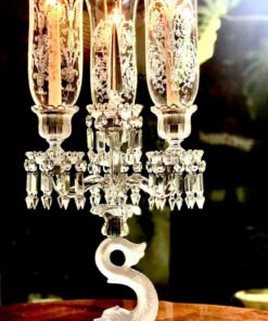 Baccarat dauphin candelabra , Made in France 🇫🇷. Giá đỡ nến cá heo pha lê Baccarat tinh tế này là một tác phẩm nghệ thuật tuyệt đẹp từ Pháp. Pha lê trong suốt được làm mờ ở những vị trí phù hợp để tăng thêm sự thú vị về mặt hình ảnh và kết cấu, làm cho nó trở thành một sự bổ sung hoàn hảo cho bất kỳ bộ sưu tập đồ pha lê nghệ thuật và trang tri. Hiện tại mẫu hãng đã ngừng sản xuất. Kích thước cao 60cm rộng khoảng 30cm