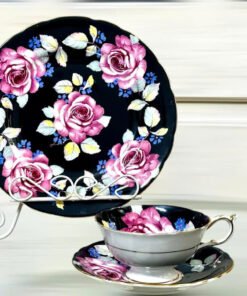 Set đen Paragon cabbage rose. Made in England 🏴󠁧󠁢󠁥󠁮󠁧󠁿 Bộ Set trà trio hoa Hồng của Paragon. Rất đẹp và đáng giá cho decor và sưu tập. Cốc miệng rộng 10cm Đĩa lót 15cm Đĩa to21cm. Hàng thủ công đã qua sử dụng còn mới