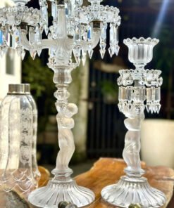 Baccarat cherub candelabra , Made in France🇫🇷. Giá đỡ nến thiên thần pha lê Ba.cca.rat tinh tế này là một tác phẩm nghệ thuật tuyệt đẹp từ Phápp. Pha lê trong suốt được làm mờ ở những vị trí phù hợp để tăng thêm sự thú vị về mặt hình ảnh và kết cấu, làm cho nó trở thành một sự bổ sung hoàn hảo cho bất kỳ bộ sưu tập đồ pha lê và trang trí nào.