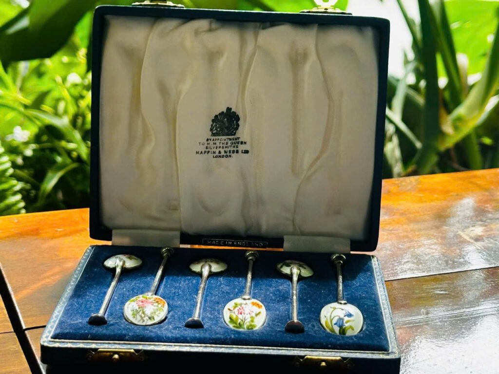 Sterling silver. Silver 925.Mappin & Webb tea spoons. Made in England Bộ set trà và cafe bằng bạc Pháp lam thủ công với 6 chiếc thìa khắc 6 loài hoa khác nhau. Hàng vintage còn nguyên hộp. Kích thước thìa dài 8cm