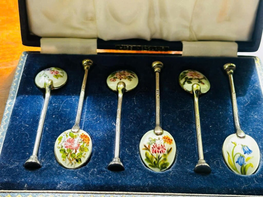 Sterling silver. Silver 925. Mappin & Webb tea spoons. Made in England Bộ set trà và cafe bằng bạc Pháp lam thủ công với 6 chiếc thìa khắc 6 loài hoa khác nhau. Hàng vintage còn nguyên hộp. Kích thước thìa dài 8cm