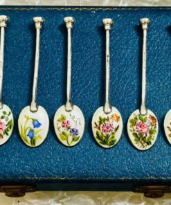 Sterling silver. Silver 925. Mappin & Webb tea spoons. Made in England Bộ set trà và cafe bằng bạc Pháp lam thủ công với 6 chiếc thìa khắc 6 loài hoa khác nhau. Hàng vintage còn nguyên hộp. Kích thước thìa dài 8cm