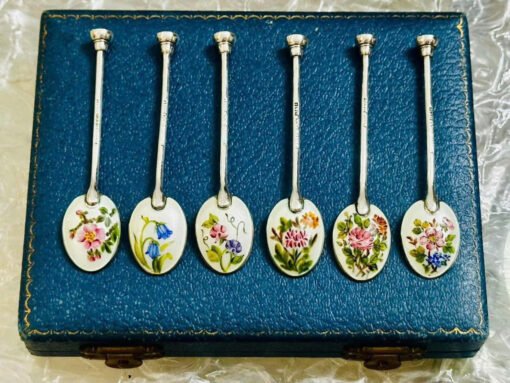 Sterling silver. Silver 925. Mappin & Webb tea spoons. Made in England Bộ set trà và cafe bằng bạc Pháp lam thủ công với 6 chiếc thìa khắc 6 loài hoa khác nhau. Hàng vintage còn nguyên hộp. Kích thước thìa dài 8cm