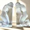 La.li.que bookends. Made in Fran.ce🇫🇷 Cặp đôi chặn sách tượng cô gái n.ude pha lê La.li.que Fran.ce . Dùng chặn sách hoặc trưng bày phòng khách và bàn làm việc. Size to và rất nặng. Cao 22,5cm. Mẫu đã ngừng sản xuất.