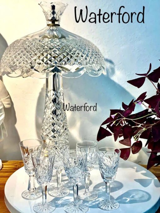 Đèn bàn pha lê Waterford, Made in Ireland. Một thương hiệu pha lê nổi tiếng và đẳng cấp được mài cắt thủ công trong vắt sang trọng. Đèn bàn cao 47,5cm rộng 30cm tình trạng đẹp nguyên vẹn.