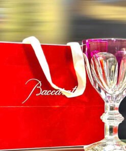 Đã Baccarat lại còn Limited. Bình hoa Baccarat phiên bản giới hạn 250 chiếc trên toàn Thế Giới. Tình trạng mới nguyên vẹn không có hộp Kích thước cao 24,5cm rộng 15cm