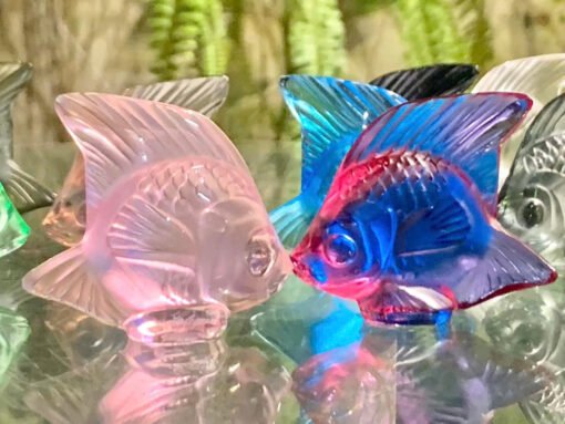 Lalique fish. Made in France 🇫🇷. Cá Lalique decor được chế tác thủ công bằng pha lê nhiều màu sắc. Trưng bày decor gắn bể cá hoặc đèn cá… Giá phụ thuộc vào màu. Có rất nhiều màu cho các bạn lựa chọn.