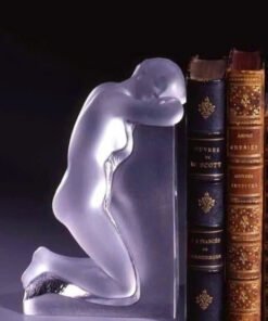 Lalique bookend. Made in France🇫🇷 Chặn sách tượng cô gái n.ude pha lê La.li.que Fran.ce . Dùng chặn sách hoặc trưng bày phòng khách và bàn làm việc. Size lớn cao 22,5cm. Tình trạng mới không có hộp.