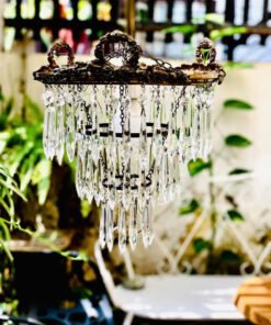 Crystal chandelier. Made in France 🇫🇷 Đèn chùm đồng pha lê của Pháp Các tinh thể pha lê trong suốt được mài cắt gọt thủ công tinh xảo phù hợp decor bàn ăn phòng ngủ và bàn trà cafe.