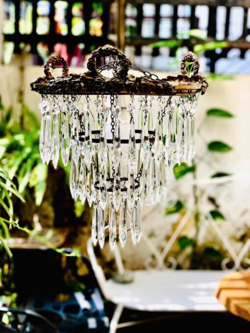 Crystal chandelier. Made in France 🇫🇷 Đèn chùm đồng pha lê của Pháp Các tinh thể pha lê trong suốt được mài cắt gọt thủ công tinh xảo phù hợp decor bàn ăn phòng ngủ và bàn trà cafe.