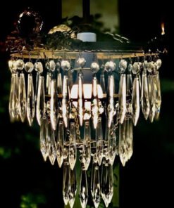 Crystal chandelier. Made in France 🇫🇷 Đèn chùm đồng pha lê của Pháp Các tinh thể pha lê trong suốt được mài cắt gọt thủ công tinh xảo phù hợp decor bàn ăn phòng ngủ và bàn trà cafe.