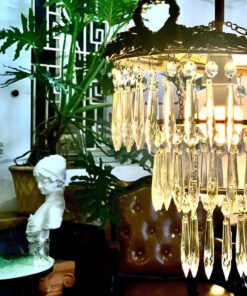 Crystal chandelier. Made in France 🇫🇷 Đèn chùm đồng pha lê của Pháp Các tinh thể pha lê trong suốt được mài cắt gọt thủ công tinh xảo phù hợp decor bàn ăn phòng ngủ và bàn trà cafe.