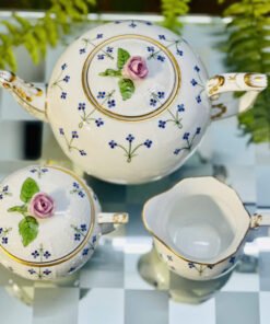 Herend tea set. Made in Hungary 🇭🇺 Bộ set trà Café vẽ tay và hoa hồng đắp nổi nổi tiếng của hãng Herend. 1 ấm, 1 đường, 1 rót. Kích thước ấm rộng 20cm cao 12,5cm.