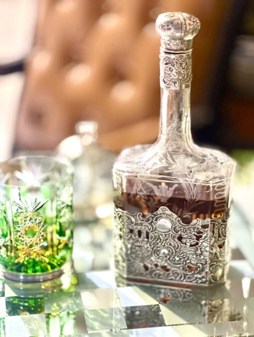 Sterling silver 925 decanter. Chai rượu bằng bạc cổ điển. Chai rượu pha lê khắc hoa văn thủ công . Thân đáy chai, cổ chai và nắp chai được chế tác thủ công bằng bạc 925.